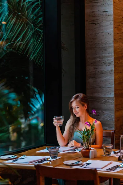 Woman Dinner Luxury Modern Restaurant Attractive Girl Drinking Water Glass — 스톡 사진