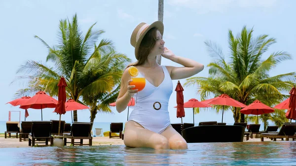 Kobieta Turysta Kapeluszu Korzystających Wakacji Luksusowym Hotelu Lub Ośrodku Letni — Zdjęcie stockowe