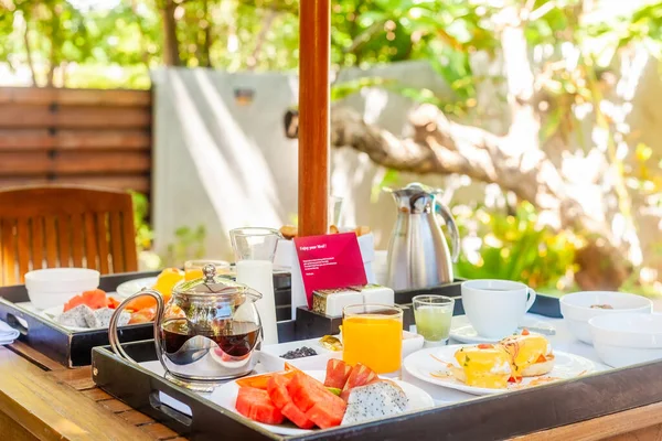 Ontbijt Geserveerd Privé Tropische Tuin Villa Luxe Resort Hotel Dienblad — Stockfoto