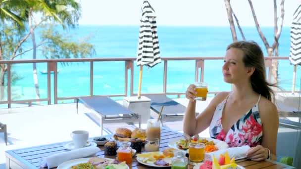 Young Woman Have Buffet Breakfast Restaurant Tropical Resort Summer Vacation — ストック動画