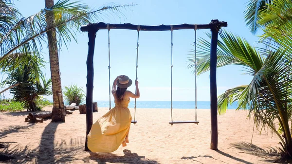 Kobieta Turysta Huśtawka Huśtawce Piaszczysta Plaża Palmami Błękitne Morze Tle — Zdjęcie stockowe