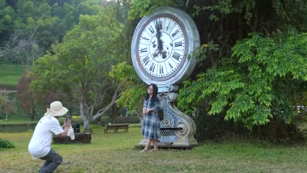 Asian Influencer People Make Photoshoot Big Vintage Clock Theme Park — Wideo stockowe
