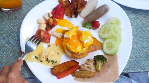 Human Hand Fork Eat Breakfast Restaurant Hotel Resort Brunch Plate — Wideo stockowe