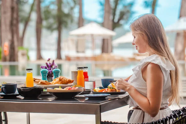 Lüks Otelde Kahvaltı Dışarıdaki Kafede Oturan Bir Kadın Arka Planda — Stok fotoğraf