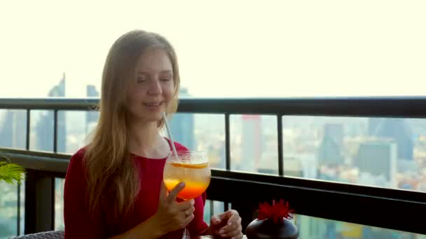 Досить Жіноча Червоній Сукні Маком Сидить Столом Терасі Бару Чудовим — стокове відео