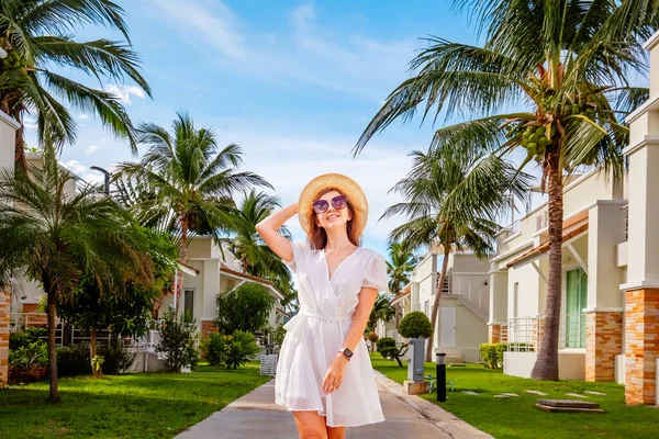 Mujer Joven Elegante Disfrutando Divirtiéndose Vacaciones Verano Resort Lujo Mujer — Foto de Stock