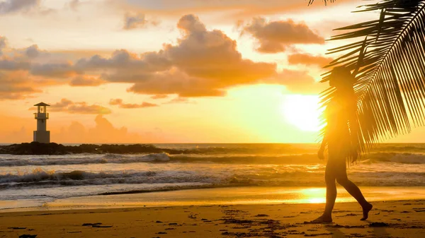 Young Woman Walks Seaside Romantic Golden Sunset Lights Female Tourist — Stock Photo, Image