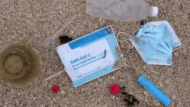 Znečištění Oceánu Použité Lékařské Obličejové Masky Covid Test Mořské Pláži — Stock video