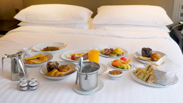 Breakfast Bed Hotel Room Service Modern Luxury Resort Morning Food — Vídeo de Stock