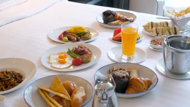 客房服务 在豪华酒店的床上享用早餐 美味的早上食物 新鲜的面食 羊角面包和果汁在床上 度假胜地浪漫的蜜月假期 — 图库视频影像
