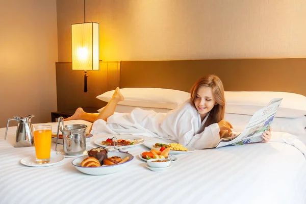 여행하는 호텔에서 휴가를 보내고 음식을 즐겁게 있습니다 암컷은 휴양지에 맛있는 — 스톡 사진