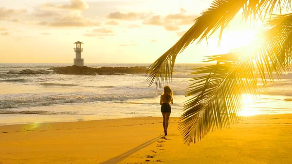 Young Woman Running Barefoot Sea Beach Sunset Ocean Background Female — Stockfoto