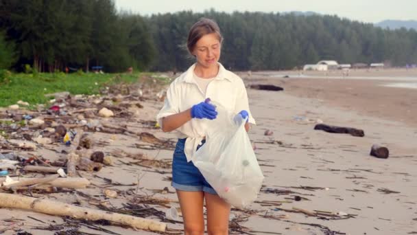 Kobieta Ochotniczka Spogląda Kamerę Zbiera Plażowe Śmieci Worka Śmieci Koncepcja — Wideo stockowe
