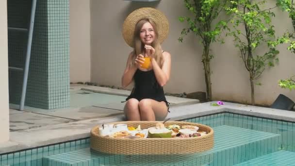 Feliz Viaje Mujer Relajarse Villa Tropical Disfrutar Vacaciones Beber Jugo — Vídeo de stock