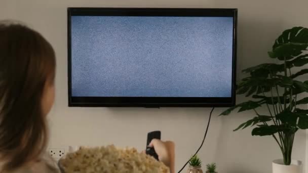Donna Possesso Telecomando Guardare Hbo Show Sullo Schermo Con Ciotola — Video Stock