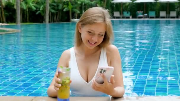 Reise Influencerin Trinkt Tropischen Cocktail Und Checkt Soziales Netzwerk Mit — Stockvideo