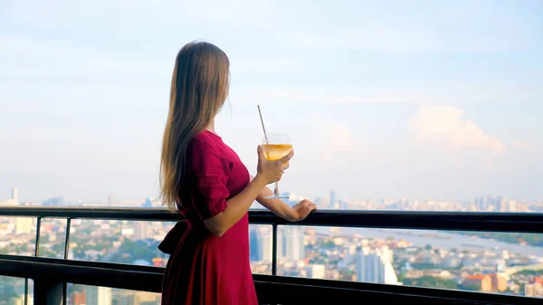 드레스를 칵테일 음료를 방콕의 레스토랑이나 테라스 — 스톡 사진