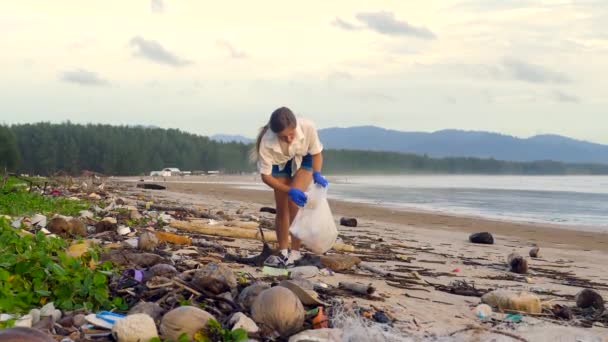 Wolontariuszka Zbierająca Plastikowe Butelki Śmieci Worka Śmieci Plaży Kobieta Rękawiczkach — Wideo stockowe