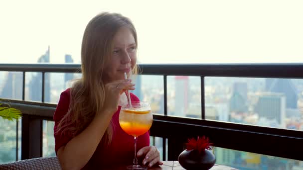 Joven Mujer Atractiva Bebiendo Cóctel Restaurante Lujo Azotea Con Paisaje — Vídeo de stock