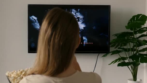 認識できない女性がポップコーンを食べて 大きなテレビ画面でハウス ドラゴンズのテレビシリーズを見ている 自宅でドラゴンテレビ番組の魂の家のゲーム プーケット 2022年9月 — ストック動画
