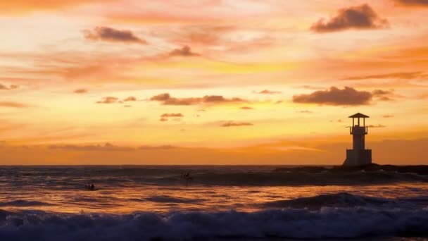Scénický Přímořský Plášť Při Západu Slunce Vlny Silueta Surfaře Surfu — Stock video