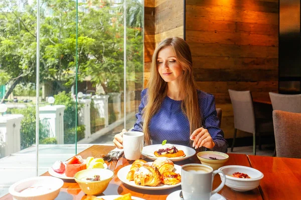 Attractive Woman Breakfast Hotel Restaurant Businesswoman Meeting Dine Modern Cafe — Stok fotoğraf