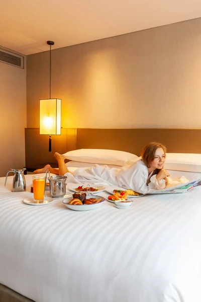 Jedzenie Łóżku Serwowane Jest Luksusowym Hotelu Kobieta Wakacjach Cieszyć Śniadanie — Zdjęcie stockowe
