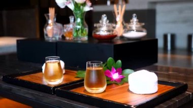 Cam bardakta bitkisel spa çayı, küçük serinletici havlular ve orkide çiçeği. Detoks ve rahatlatıcı soğuk içecek. Lüks bir salondaki spa seansından sonra rahatla. Organ ve sağlık hizmetleri.