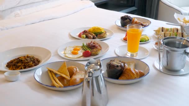 Hotel Sirve Comida Habitación Desayuno Cama Platos Con Pasta Panadería — Vídeo de stock