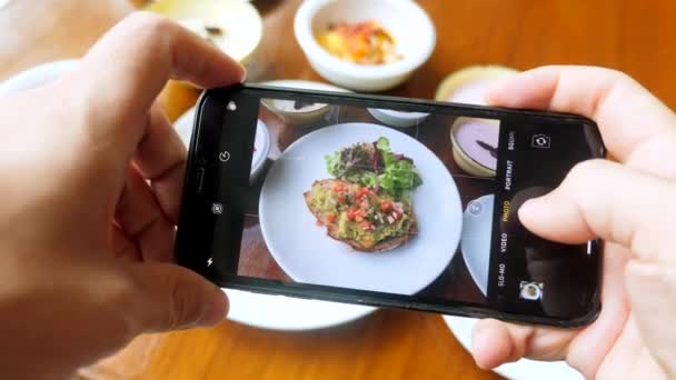 Man Neemt Voedselfoto Mobiele Telefoon Man Handen Schieten Gezond Ontbijt — Stockvideo