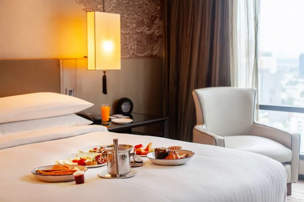 Breakfast Bed Hotel Room Service Modern Luxury Resort Morning Food — Zdjęcie stockowe