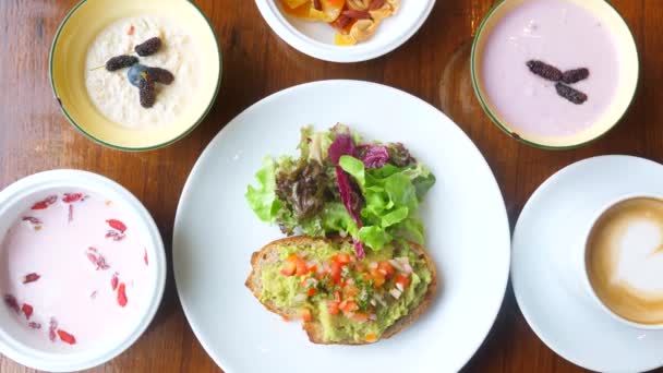 Здоровое Питание Блюдами Свежими Тостами Авокадо Мюсли Йогуртом Суперпродуктами Правильное — стоковое видео