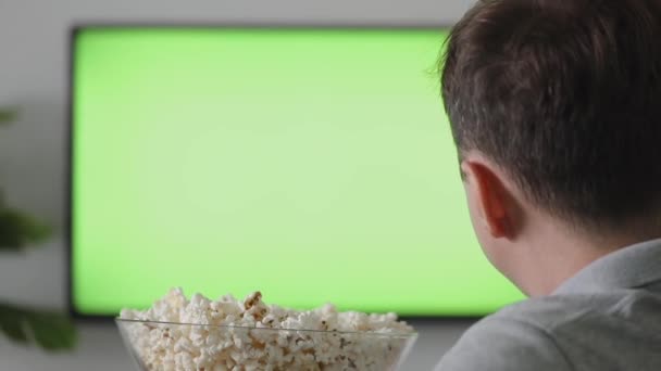 Adam Evde Yeşil Ekran Televizyon Izliyor Oturma Odasında Patlamış Mısır — Stok video
