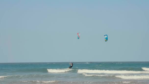 Επιβίβαση Χαρτών Kitesurfing Freestyle Ζεστή Ηλιόλουστη Μέρα Ενεργό Ακραίο Θαλάσσιο — Αρχείο Βίντεο