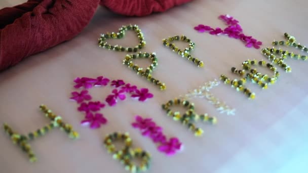 Feliz Cumpleaños Signo Flores Tropicales Cama Del Hotel Sorpresa Romántica — Vídeos de Stock