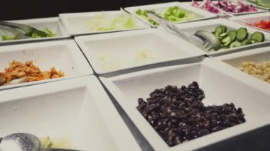Kahvaltıda ya da lüks otellerde öğle yemeğinde sağlıklı vejetaryen büfesi hazırlıyorum. Tatil köyü, tabakta sağlıklı yiyecekler, yeşil sebzeler. Vejetaryen kavramı, düzgün yemek.
