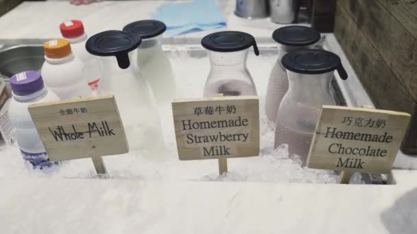 Виберіть Домашнє Ціле Молоко Ресторані Або Готельному Буфеті Полуничне Шоколадне — стокове відео