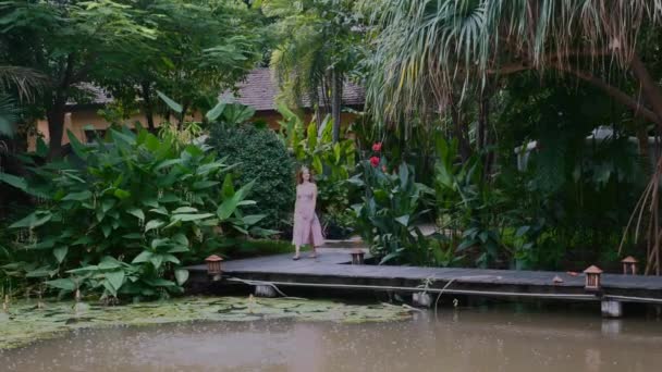 Reisvrouw Wandelen Tropisch Resort Genieten Van Natuur Groen Ontspannen Vakantie — Stockvideo