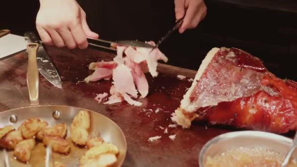 Kuchař Krájí Pečenou Vepřovou Šunku Uzené Kýty Luxusní Restauraci Moderním — Stock video