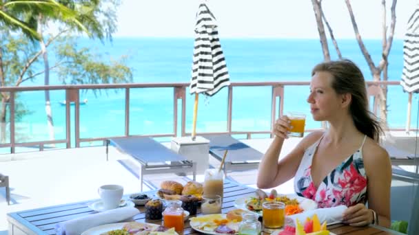 Genç Bir Kadın Yaz Tatilinde Tatil Köyündeki Kafede Oturup Portakal — Stok video