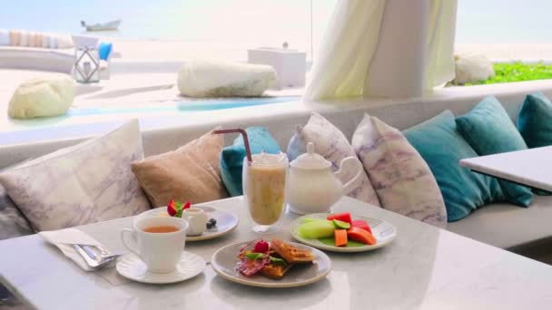 Podane Śniadanie Kawiarni Świeżym Powietrzu Widokiem Morze Szklanka Mrożonej Kawy — Wideo stockowe