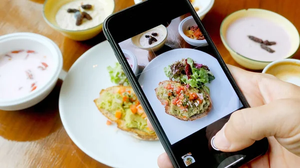Mężczyzna Zrobić Zdjęcia Zdrowego Jedzenia Śniadanie Przez Nowoczesny Smartfon Tost — Zdjęcie stockowe