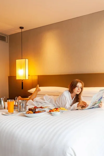 Essen Bett Wird Luxushotel Serviert Urlauberinnen Frühstücken Hotelzimmer Lesen Zeitung — Stockfoto