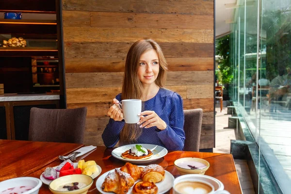 Attractive Woman Breakfast Hotel Restaurant Businesswoman Meeting Dine Modern Cafe — Foto de Stock