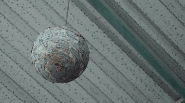 Terk edilmiş korkunç bir yerde eski tarz bir disko topu. Kıyametin kavramı, savaş üstüne savaş. Kıyametin habercisi. Mistik olarak boş bir kulüp binası. Cadılar Bayramı ya da korku filmi konsepti