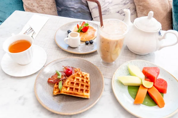 Söt Mat Med Och Kaffe Uteservering Frukost Hotellet Med Pannkaka — Stockfoto