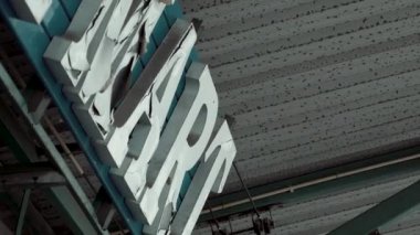 Süpermarket binasında kırık bir Mart tabelası var. Şehirde terk edilmiş korkunç bir mağaza. Virüs kıyameti ya da savaş kavramı. Tehlike dehşeti, gizemli bir yer. COVID sırasında boş bina