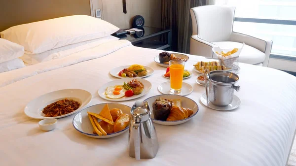 Serwowane Śniadanie Łóżku Luksusowym Nowoczesnym Hotelu Pyszne Jedzenie Pokoju Lub — Zdjęcie stockowe