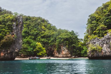 Tayland 'a gezi. Dağ, kumlu bir kıyısı ve turkuaz bir denizi olan tropikal yeşilliklerle kaplıdır. Hong Adası 'na gezi, Krabi Eyaleti yakınlarındaki Ulusal Park' a. Seyahat tutkusu.
