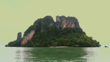 Tayland 'a gezi. Dağ, kumlu bir kıyısı ve turkuaz bir denizi olan tropikal yeşilliklerle kaplıdır. Hong Adası 'na gezi, Krabi Eyaleti yakınlarındaki Ulusal Park' a. Seyahat tutkusu.